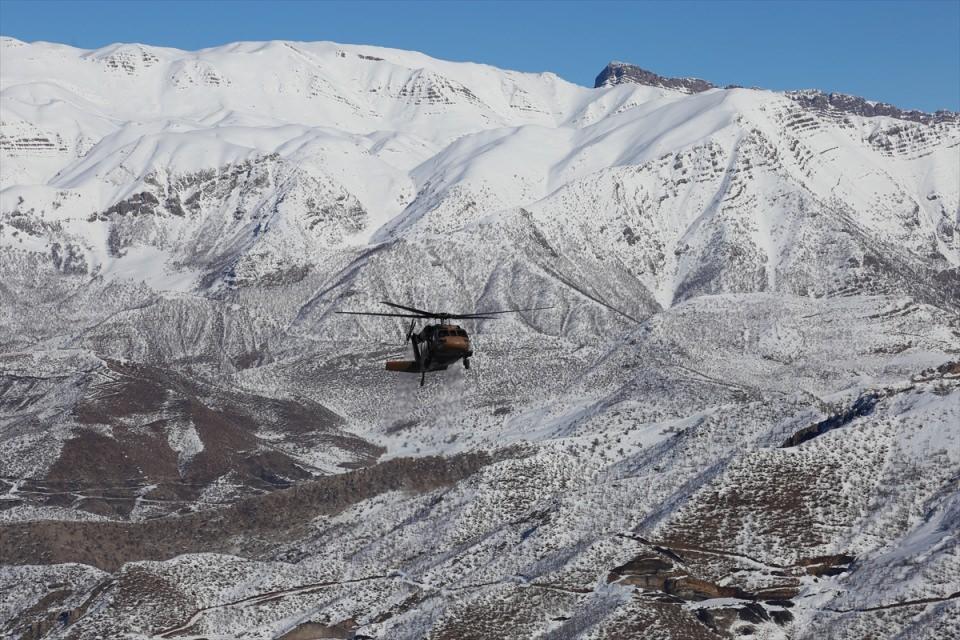<p>PKK'lı teröristlerin Irak'ın kuzeyindeki kamplardan Türkiye'ye geçişlerini önlemek amacıyla Türk Silahlı Kuvvetlerince hava destekli operasyonlar sürdürülürken, hudut birlikleri de Türkiye-Irak sınırında dondurucu soğuğa rağmen 7 gün 24 saat esasıyla nöbet tutuyor.</p>
<p> </p>