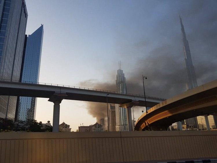 <p>Dubai Medya Ofisi'nin Twitter hesabından yapılan a&ccedil;ıklamada, yangının kontrol altına alındığı ve soğutma işlemlerinin yapıldığı, olayda yaralanan olmadığı bildirildi.</p>

