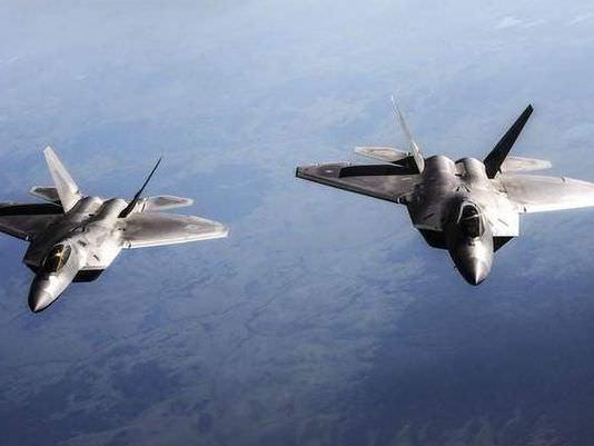 <p>Silah Sistemleri Top: 1 × General Dynamics GAU-22/A Equalizer, 25 mm (0.984 in), 4-namlulu mitralyöz top, dahili 180 mermi ile beraber[N 1][18]<br />
Silah istasyonları: 6 × harici silah kulesi ( 6,800 kg kapasiteli) kanatlarda[19][20] ve çift silah kuleli iki adet dahili iç bölüm. Toplam 8.100 kg (18,000 lb) silah yükü[21] aşağıdaki kombinasyonları mevcut.</p>
