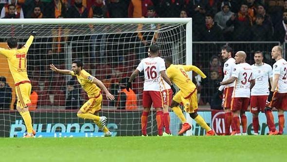 <p>"Riekerink'i Galatasaray'ın başına getirir misin? Hayır. Ama adam getirildi şampiyonluk şansı var. Cengiz Özyalçın'ın açıklamaları için de, 'Dün orada açıklama yaparken taraftar arkasında protesto ediyor ve ona hiç laf edilmiyor.' Başka yerde paket olur."</p>

