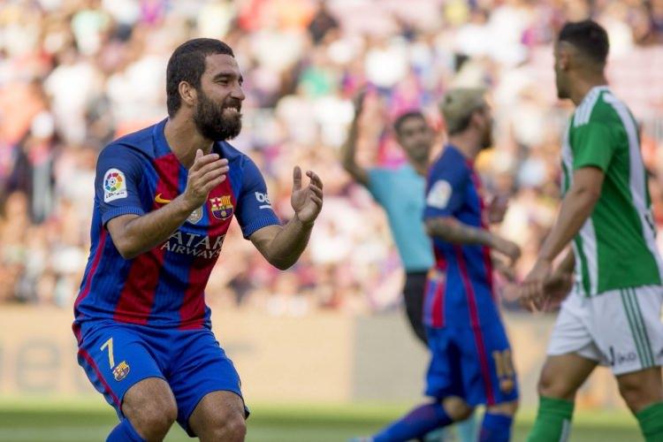 <p>Arda Turan, İspanya Süper Kupası'nda 2 gol atan Arda, Betis'e karşı oynanan lig maçında da gol atarak toplamda 3 gole ulaştı.</p>