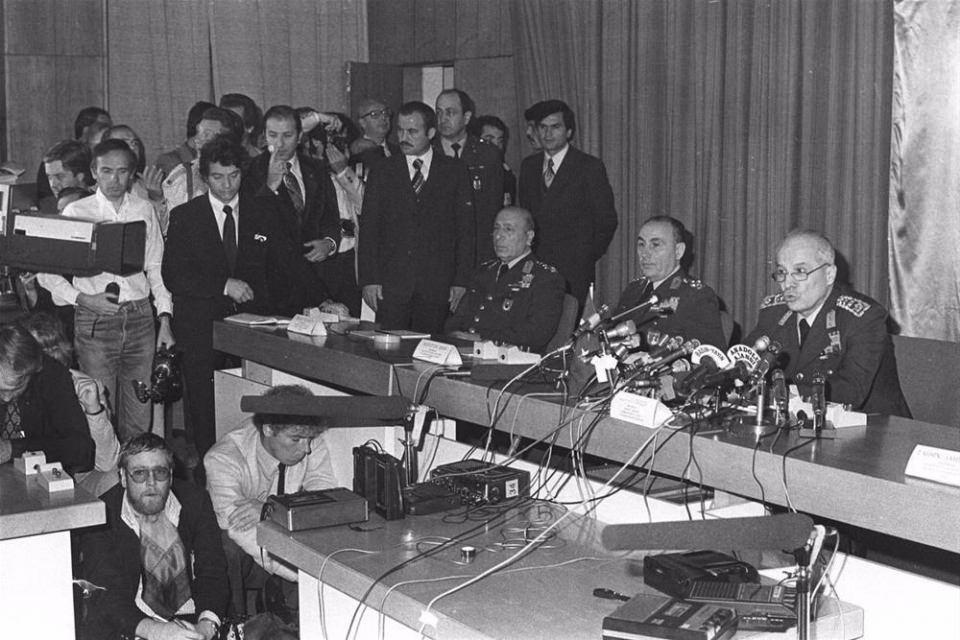 <p>MGK Başkanı ve Genelkurmay Başkanı Orgeneral Kenan Evren (sağda) basına ilk açıklamasın yaptı. TBMM’deki açıklamaya MGK’nın diğer üyeleri Kara kuvvetleri Komutanı Orgeneral Nurettin Ersin (sağ 2) ve Jandarma Genel Komutanı Orgeneral Sedat Celasun (sağ 3) de katıldı.</p>
<p> </p>