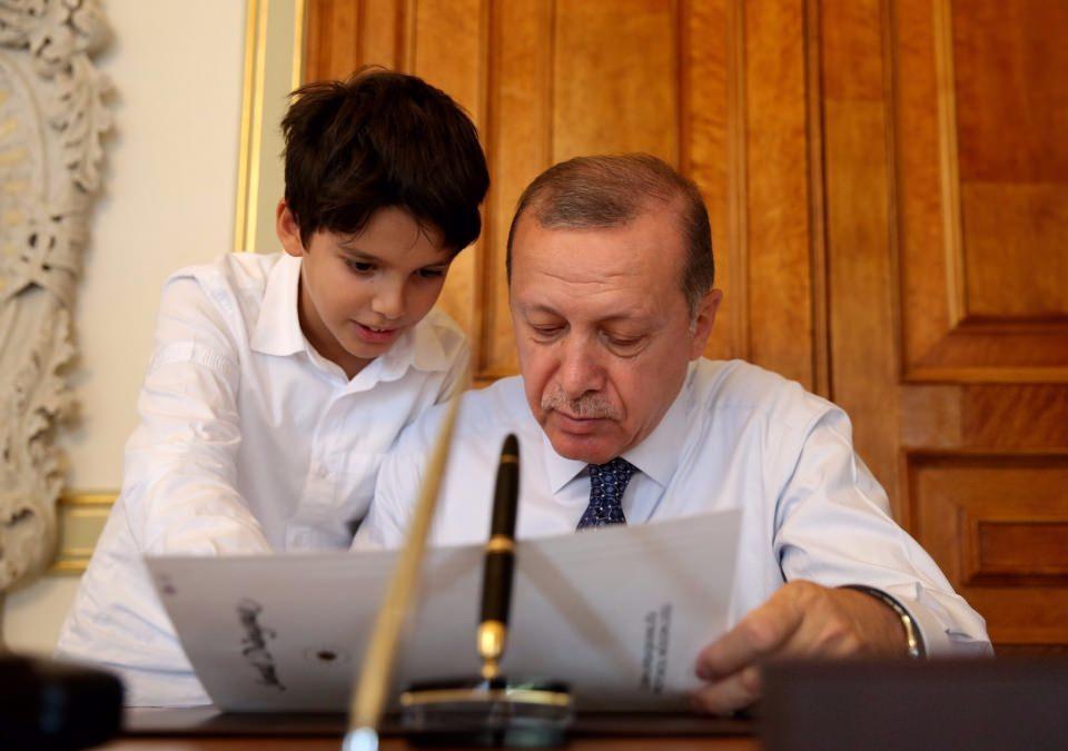 <p>Cumhurbaşkanı Recep Tayyip Erdoğan, sosyal medya hesabı Twitter'dan torunu Ömer Tayyip ile birlikte geçirdiği anları paylaştı.</p>

<p> </p>
