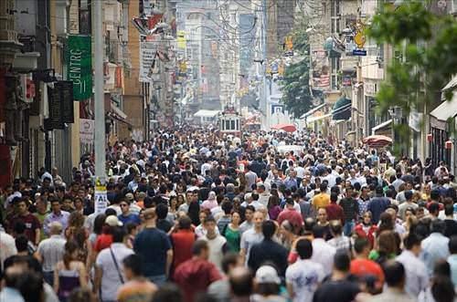 <p>Türkiye İstatistik Kurumu'nun (TUİK) Türkiye'nin 2012 yılı nüfus rakamlarını açıkladığı araştırmada dikkat çekici rakamlar ortaya çıktı. Araştırmada Türkiye'nin en kalabalık 10 ilçesi de belli oldu. Zirvede iki Ankara ilçesi var. İstanbul'un en kalabalık ilçesi ise Bağcılar. Listede yer alan diğer ilçeler ise Bursa ve Gaziantep'ten çıktı. <br />
Türkiye'nin en kalabalık ilçesi 840 bin 809 kişiyle Ankara'nın Keçiören ilçesi. Keçiören'in nüfusu Türkiye'nin 66 ilinden daha kalabalık.</p>

