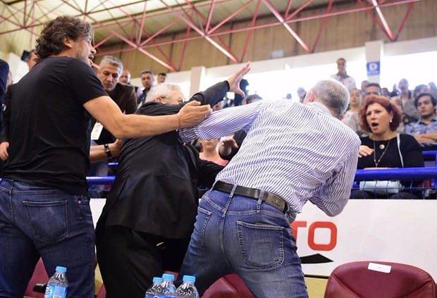 <p>Aziz Yıldırım Yakın Doğu Üniversitesi Başkanı'na tokat attı!</p>
