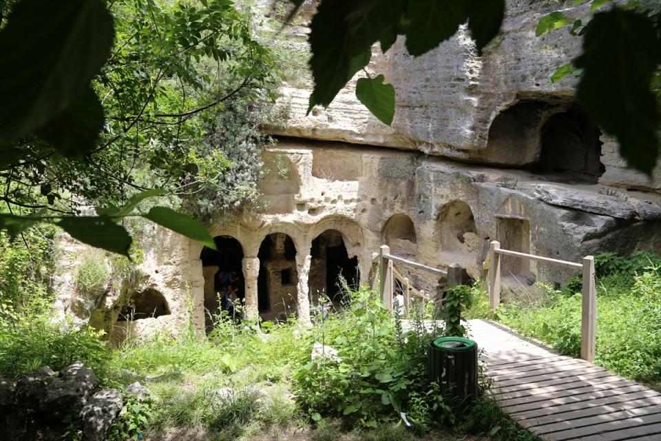 <p>Tünelin içerisinde sezona hazırlık olarak bazı restorasyonlar yapıldığını aktaran Nacioğlu, çevre düzenlemesinin de yenileneceğini paylaştı.</p>
<p> </p>