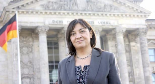 <p>TÜRBAN KARŞITI SÖYLEMLERİYLE ÖNE ÇIKMIŞTI</p>

<p>Deligöz, 2006 yılında ‘Bild am Sonntag’ gazetesi aracılığıyla birkaç kadın milletvekiliyle birlikte kadınlara yönelik yaptığı çağrıda<em><strong> "Türban kadınlara baskının sembolüdür. Kadınların türban takmasını isteyen onları seks objesi olarak görüyor demektir. Ben Müslüman kadınlara şu çağrıda bulunuyorum: Günümüzün koşullarına göre yaşayın. Almanya’yı yaşayın. Türbanı çıkarın. Erkekler gibi aynı vatandaşlık haklarına sahip olduğunuzu gösterin"</strong></em> şeklinde açıklamada bulunmuştu. Deligöz bu açıklamasının ardından dinci kesimler tarafından tehdit edilmişti.</p>
