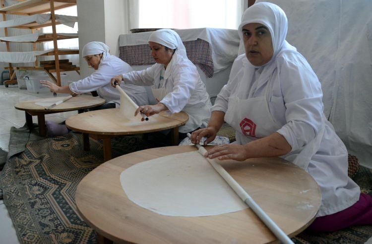 <p>Zonguldak'ın Devrek ilçesinde 55 kat yufkanın özenle pişirilmesiyle üretilen beyaz baklava, 2 asra yakın bir süredir yöre halkının vazgeçemediği tatların başında geliyor.</p>
