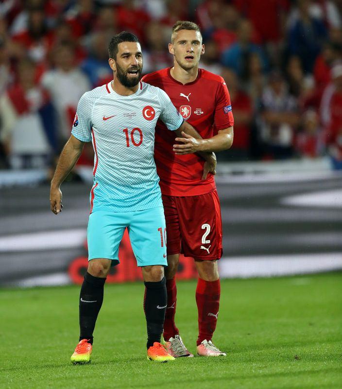 <p>"Türkiye son 16 için şansını korudu" başlığını kullanan Frankfurter Rundschau gazetesi, özellikle Türkiye'nin şampiyonada oynadığı ilk maçtan sonra eleştirilen Ozan Tufan'ın skoru belirleyen ikinci golü attığını vurguladı. "Anlaşılan Türklerin maksimum performans sergilemeleri için her zaman zor durumda kalmaları lazım." denilen haberde, Türk futbolcuların aşırı motive oldukları, bunun tribündeki taraftarlarda da görüldüğü paylaşıldı. Haberde Emre Mor'un performansından da söz edildi.</p>
