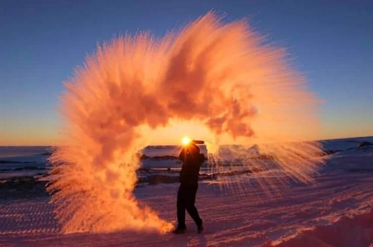<p>Antarktika'da sıcak suyun havayla temas ettiği an</p>
