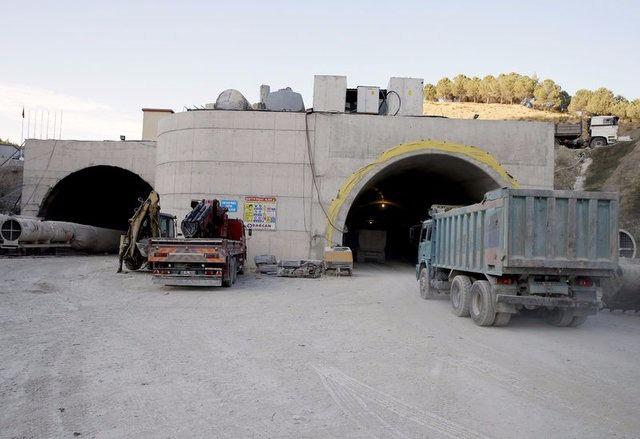 <p>Çift tüp tüneli 4 bin 70 metre, bağlantı yolları 2 bin 530 metre olan, toplam uzunluğu 6 bin 600 metreyi bulan projeyle yolun eğimi de düşürülecek.</p>

<p> </p>
