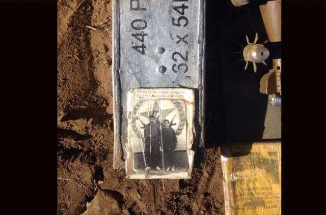 <p>Mağaradan çıkanlar arasında Abdullah Öcalan'a ait bir fotoğrafta bulunuyor.</p>

<p> </p>
