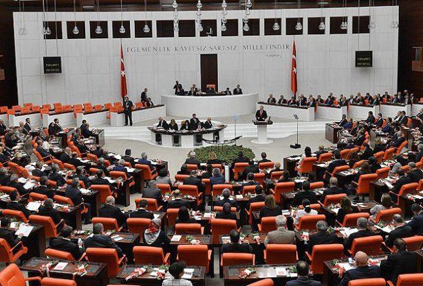 <p><strong>TBMM'DE KOLLUK GÖZETİM KOMİSYONU KURULACAK</strong><br />
TBMM'de kurulacak Kolluk Gözetim Komisyonu ile, kolluk kuvvetlerinin kendilerine verilen yetkiyi kötüye kullanıp kullanmadıkları denetlenecek. Komisyona Başbakanlık İnsan Hakları Başkanlığı, Barolar Birliği ve üniversitelerden temsilciler de destek verecek.</p>
