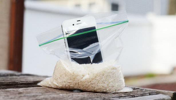 <p>Telefonunuz su geçirdiğinde hazırlayacağınız en temel araçlar şunlar olmalıdır:  Pamuk, vakum poşet, pirinç, silika jel, temiz bir havlu ve şarj cihazı. Sırasıyla kurtarma aşamalarını uygularsanız telefonunuz yüksek ihtimalle kurtulacaktır.</p>
