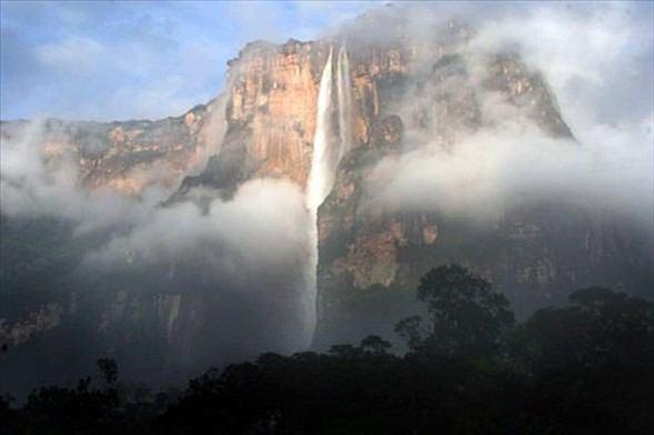 <p>Venezuela'da, Canaima Ulusal Parkı'ndaki Angel şelalesi tam 979 metrelik yüksekliğiyle adeta dünyaya tepeden bakıyor...</p>

<p> </p>
