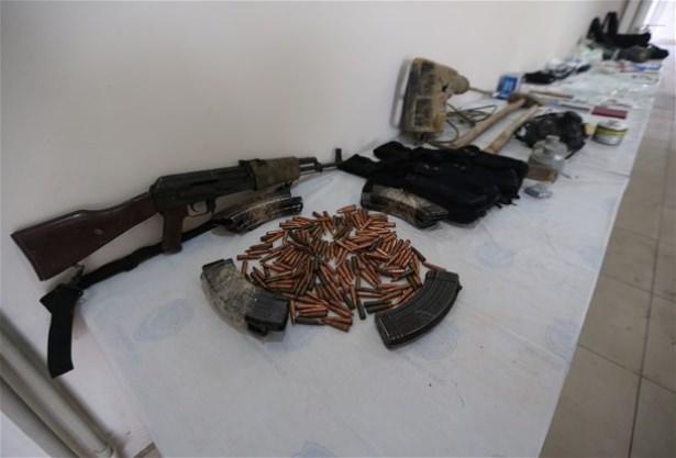 <p>Hakkari'nin Yüksekova ilçesinde devam eden operasyonlarda bölücü terör örgütüne ait çok sayıda mühimmat ele geçirildi, kaçırılan ambulanstan gasbedilen sedye ve tıbbi yaşam malzemelerine ulaşıldı. </p>

<p> </p>
