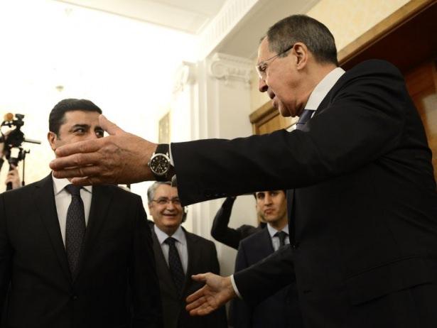 <p><strong>LAVROV: TÜRKİYE HALKIYLA OLAN İLİŞKİLER ETKİLENMEDİ</strong></p>
<p>Bununla birlikte Lavrov mevcut Türk hükümetinin 'planlanmış eyleminin' (Rus uçağının 24 Kasım sabahı Suriye sınırında düşürülmesinin) Rusya'nın Türkiye halkıyla olan ilişkileri etkilemediğini de vurguladı.</p>