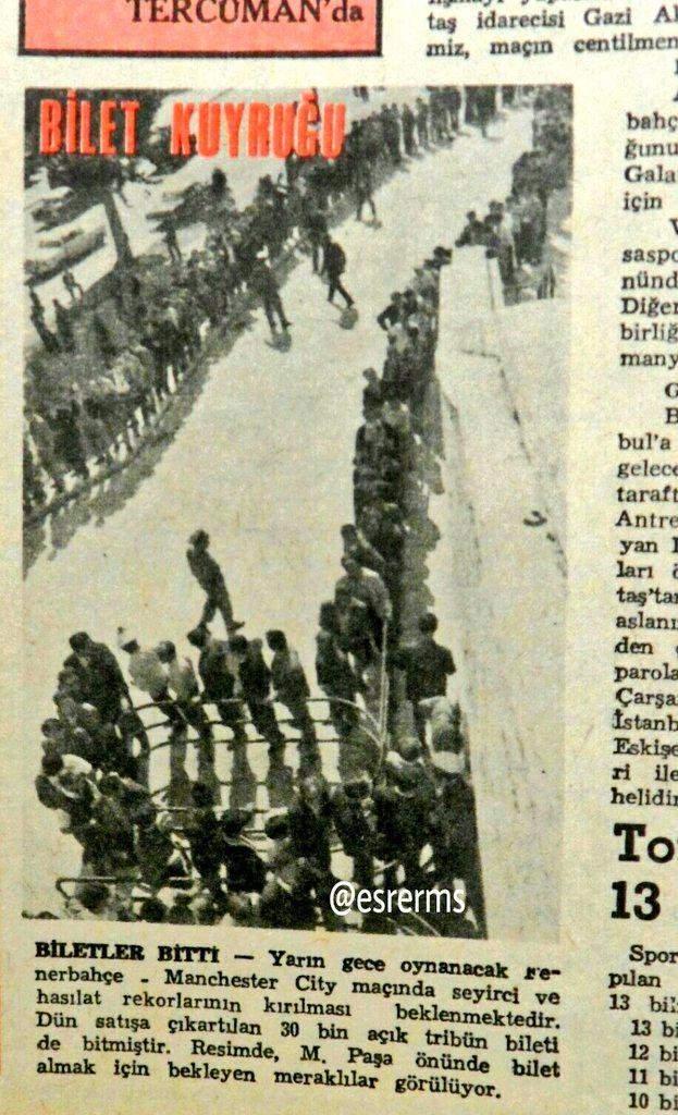 <p>2 Ekim 1968 / Fenerbahçe & Manchester City rövanş maçı (2-1) bilet kuyruğunda Fenerbahçe taraftarları</p>