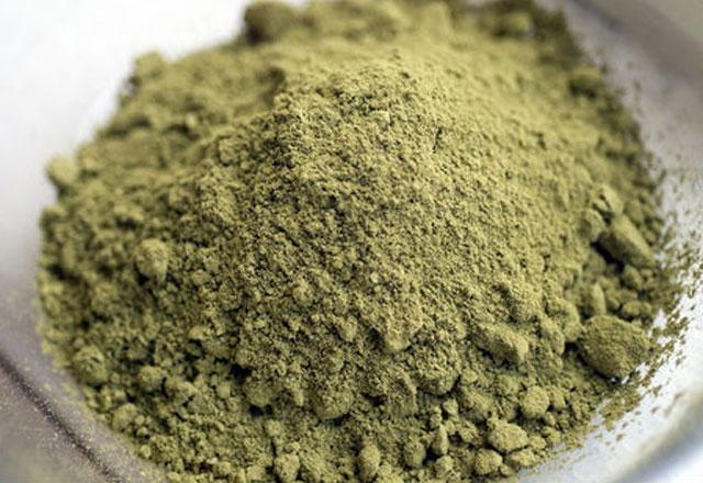 <p><strong>11. Kına ve basma</strong></p>

<p>Kına saçların sağlıklı şekilde uzamasına yardımcı olma özelliği ile yüzlerce yıldır kullanılır. </p>
