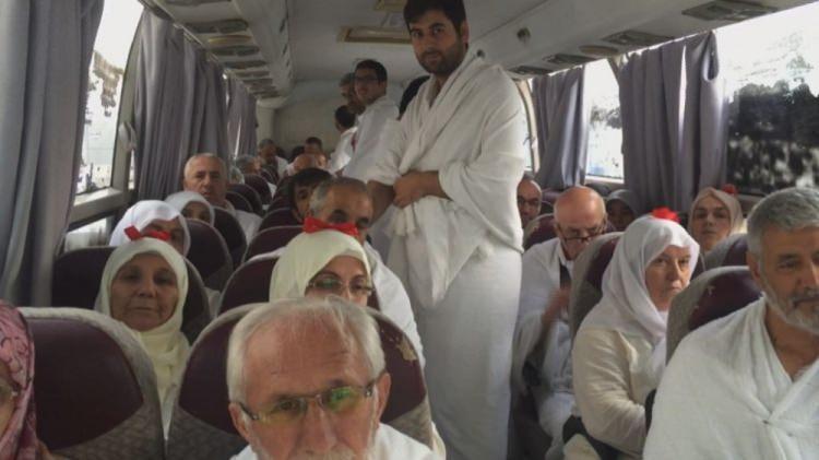 <p>Hac farizasını yerine getirmek için Suudi Arabistan'daki kutsal topraklarda bulunan 2 milyonu aşkın hacı adayının Arafat'a çıkmak için başlattığı yolculuğu devam ederken, </p>
