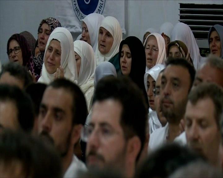 <p>Ellerin semaya açıldığı anda Diyanet İşleri Başkanı Prof. Dr. Mehmet Görmez, Vakfe duasına başladı.</p>