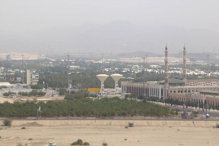 <p>2 milyonu aşkın hacı adayı Arafat’ta vakfeye durdu. Öğle ve ikindi namazlarının birleştirilerek kılınmasının ardından Diyanet İşleri Başkanı Mehmet Görmez vakfe duasını yaptı ve 60 bini aşkın Türk hacı ellerini semaya kaldırarak ‘Amin’ dedi. </p>
