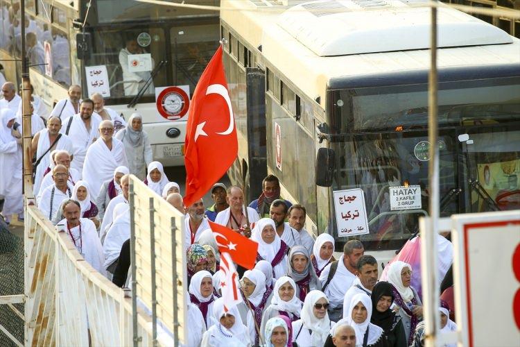 <p>Görmez, yaptırdığı duada “Ey bu mübarek arefe gününde bu mübarek Arafat meydanında milyonlarca mümin yürekleri bir araya getiren vakfesinde buluşturan lütufkar Rabbimiz. Bizler hor, hakir, zayıf kullarız. Tövbemizi, şükrümüzü, hamdimizi, övgümüzü, duamızı, niyazımızı ve bizleri kabul eyle Yarabbi” dedi.</p>
