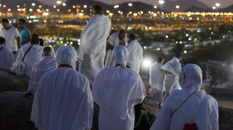 <p>Görmez, “Bizler rahmetini umarak, ‘Gücü yetenlerin haccetmesi Allah’ın insanlar üzerindeki hakkıdır’ buyurdun. Hakkını vermeye geldik. Kabul eyle Allah’ım. Resullerin İbrahim, İsmail ve Muhammed Mustafa’nın davetine icabet ederek senin lütuf, inayet ve ihsanınla bu diyarlara hac etmeye geldik. Niyetimizi, emeğimizi, haccımızı, umremizi, ibadet ve taatimizi sen kabul eyle Allah’ım.</p>
