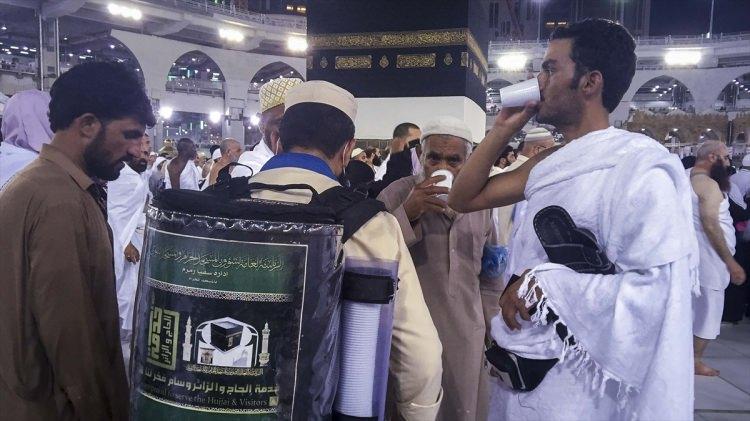 <p>Bizi, kendilerine ve başkalarına zulmedip hüsrana uğrayanlardan eyleme Allah’ım. Allah’ım ümmet coğrafyasını fitneler, tufanlar kapladı. Fitne, fesat, cehalet tufanlarında boğuluyoruz. Bugün insanlığı tufanlardan kurtaran Hz. Nuh’un yakarışıyla yalvarıyoruz. Bizi hayırlı menzillere kavuştur Rabbim, bereketli yerlere konul eyle Allah’ım. Sen konuk edenlerin en hayırlısısın. </p>
