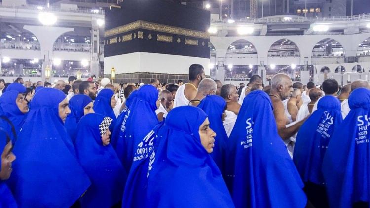 <p>“Allah’a karşı gelmekten sakınanlara önderler eyle” diye dua eden Mehmet Görmez, “Yeryüzünün bütün mazlum ve mağdurlarına, Halep’in yetimlerine, Şam’ın mahzunlarına, Gazze’nin öksüzlerine, Afrika’nın aç ve susuzlarına, Arakan’ın yavrusuz kalmış anne ve babalarına, uçsuz ve bucaksız yeryüzünde yurtsuz kalmış mültecilere, bir aile şefkatiyle el uzatacak, güç ve merhameti insanlıktan esirgeme Allah’ım” dedi.</p>
