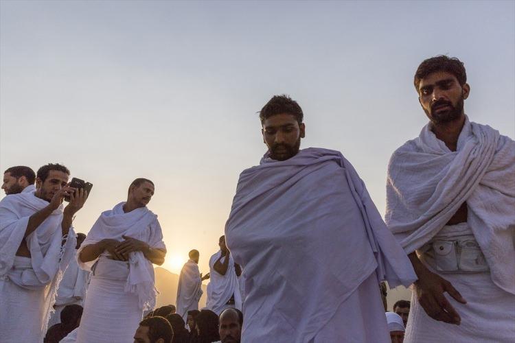 <p>Salih kullarının zümresine dahil olmayı Allah’tan niyaz eden Görmez, “Rabbimiz bizler millet olarak işgal ve ihanet teşebbüsüne, milletimize karşı işlenmiş en ağır cürüm ve zulme şahit olmuş olarak huzurundayız Arafat’ta. </p>
