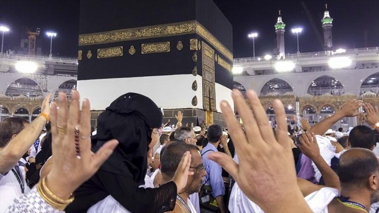 <p>Bizleri zalimlere zağarlık yapan zelil, hakir kimselerden eyleme Allah’ım. Bizler senin sınırsız ikramının karşısında şükretmekten aciz kalmış, verdiğin nimeti, güç ve kuvveti nerede kullanacağını şaşırmış kullarınız. </p>

