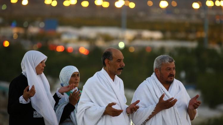 <p>Bizleri rahmetinle Salih kullarının arasına eyle Allah’ım. Bizlere bahşettiğin imkanları merhamet için kullanacak şuur ver Allah’ım. Lütfettiğin mevki ve makamı, bahşettiğin servet ve yetkiyi adaletle kullanacak, adalet için kullanacak iman ver bize Allah’ım. Mülkle şımaranlardan eyleme Allah’ım. İmkanla azanlardan eylem Allah’ım. Yükseldikçe alçak gönüllü olmayı, büyüdükçe mütevazı olmayı, çoğalttıkça şükretmeyi bizlere nasip eyle Allah’ım” dedi.<br />
 </p>
