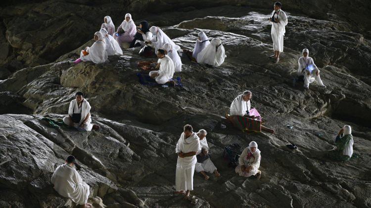 <p>Yükseldikçe alçak gönüllü olmayı, büyüdükçe mütevazı olmayı, çoğalttıkça şükretmeyi bizlere nasip eyle Allah’ım” dedi.<br />
</p>