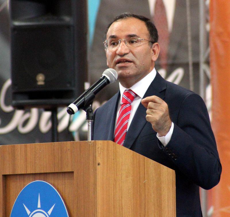 <p><span style="color:#FF8C00"><strong>Adalet Bakanı Bekir Bozdağ</strong></span><br />
<br />
Bekir Bozdağ, 1 Nisan 1965'te Yozgat Akdağmadeni'nde doğdu. Babasının adı Mehmet Duran, annesinin adı Nuriye'dir.</p>

<p>Avukat; Uludağ Üniversitesi İlahiyat Fakültesini bitirdi. Yüksek lisansını Uludağ Üniversitesi Sosyal Bilimler Enstitüsü Dinler Tarihi Anabilim Dalında tamamladı. Selçuk Üniversitesi Hukuk Fakültesinden mezun oldu.<br />
Serbest avukat olarak çalıştı.<br />
22 ve 23. Dönemde Yozgat Milletvekili seçildi. 61. Hükümette Başbakan Yardımcılığı görevini üstlendi.<br />
Orta düzeyde İngilizce ve Arapça bilen Bozdağ, evli ve 3 çocuk babasıdır.</p>

