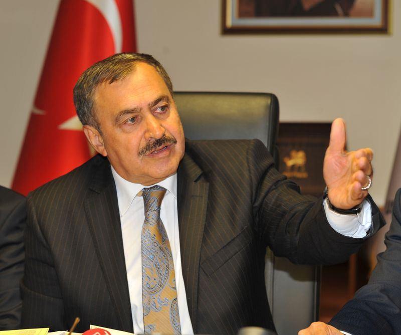 <p><span style="color:#FF8C00"><strong>Orman ve Su İşleri Bakanı Veysel Eroğlu</strong></span><br />
<br />
Veysel Eroğlu, 18 Ağustos 1948'de Afyonkarahisar Şuhut'ta doğdu. Babasının adı İbrahim, annesinin adı Emine'dir.</p>
<p>Öğretim Üyesi Prof. Dr.; İstanbul Teknik Üniversitesi İnşaat Fakültesi ve İstanbul Üniversitesi Edebiyat Fakültesi Tarih Bölümünü bitirdi.<br />
Hollanda'da araştırmalar yaptı. 1984'te doçent, 1991'de profesör oldu. İTÜ İnşaat Fakültesi Yönetim Kurulu Üyeliği, Çevre Teknolojisi Anabilim Dalı Başkanlığı, İSKİ Genel Müdürlüğü, İSTAÇ, KİPTAŞ, BİMTAŞ, HAMİDİYE, İSFALT AŞ, İstanbul Ağaç ve Peyzaj AŞ'de Yönetim Kurulu Başkanlığı, İGDAŞ, BEDAŞ, AYEDAŞ, TEMSAN'da Yönetim Kurulu Üyeliğinde bulundu. DSİ Genel Müdürlüğü yaptı. Su Vakfı kurucusu ve Mütevelli Heyeti Üyesi olup, Dünya Su Konseyi guvernörüdür. 45'i yabancı dilde olmak üzere 350'nin üzerinde ilmi makale, tebliğ ve mesleki teknik raporları ile kitapları yayınlandı.<br />
23. Dönemde Afyonkarahisar Milletvekili seçildi. 60. Hükümette Çevre ve Orman Bakanlığı görevini üstlendi. 61. Hükümette Orman ve Su İşleri Bakanlığı görevine getirildi.<br />
İngilizce bilen Eroğlu, evli ve 4 çocuk babasıdır.</p>