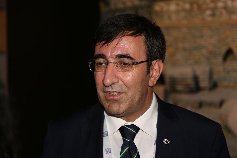 <p><span style="color:#FF8C00"><strong>Kalkınma Bakanı Cevdet Yılmaz</strong></span><br />
<br />
Cevdet Yılmaz, 1 Nisan 1967'de Bingöl'de doğdu. Babasının adı Kemal, annesinin adı Fatma'dır.</p>
<p>Bürokrat; Orta Doğu Teknik Üniversitesi Kamu Yönetimi Bölümünü birincilikle bitirdi. Yüksek lisansını ABD Denver Üniversitesi Uluslararası İlişkiler Bölümünde, doktorasını Bilkent Üniversitesi Siyaset Bilimi ve Kamu Yönetimi Bölümünde tamamladı.<br />
Başbakanlık Devlet Planlama Teşkilatı Müsteşarlığında planlama uzman yardımcısı olarak göreve başladı. Planlama uzmanlığına atandı. Devlet Planlama Teşkilatı AB ile İlişkiler Genel Müdürlüğü görevini yürüttü. AB Eğitim ve Gençlik Programları Merkezi İzleme ve Yönlendirme Komitesi Üyeliği, Ulusal Ajans, ATAUM ve Sümerhalı'da Yönetim Kurulu Üyeliklerinde bulundu.<br />
23. Dönemde Bingöl Milletvekili seçildi. 23. Dönemde Türkiye-AB Karma Parlamento Komisyonu Üyesi ve Parlamentolararası Birlik (PAB) Türk Grubu Başkanı oldu. 60. Hükümette Devlet Bakanı, 61. Hükümette Kalkınma Bakanı olarak görevlendirildi.<br />
Çok iyi düzeyde İngilizce bilen Yılmaz, evli ve 2 çocuk babasıdır.</p>