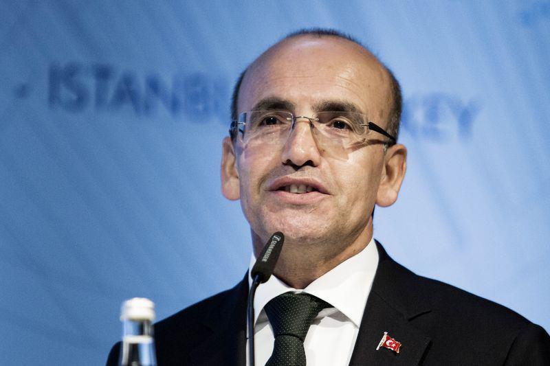 <p><span style="color:#FF8C00"><strong>Başbakan Yardımcısı Mehmet Şimşek</strong></span><br />
<br />
Mehmet Şimşek, 1 Ocak 1967'de Batman Arıca'da doğdu. Babasının adı Hasan, annesinin adı Mehdiye'dir.</p>
<p>Ekonomist; Ankara Üniversitesi Siyasal Bilgiler Fakültesini bitirdi. Yüksek lisansını İngiltere'de University of Exeter'de tamamladı.<br />
ABD Büyükelçiliğinde ve Deutsche Menkul Kıymetlerde kıdemli ekonomist olarak çalıştı. Bir süre UBS Bankası Hisse Senedi Analiz Biriminde görev yaptıktan sonra uluslararası finans kuruluşu Merrill Lynch'te ekonomist ve stratejist olarak çalıştı. Aynı kurumun Avrupa, Ortadoğu ve Afrika Bölgesi Makroekonomik Araştırmalar Bölüm Başkanlığı görevini yürüttü.<br />
23. Dönemde Gaziantep Milletvekili seçildi. 60. Hükümette Devlet Bakanlığı görevine atandı. Hükümette yapılan değişiklikte, Maliye Bakanlığı görevine getirildi. 61. Hükümette Maliye Bakanlığı görevini yeniden üstlendi.<br />
Çok iyi düzeyde İngilizce bilen Şimşek, evlidir.</p>