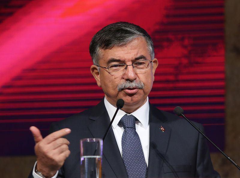 <p><span style="color:#FF8C00"><strong>Milli Savunma Bakanı İsmet Yılmaz</strong></span><br />
<br />
İsmet Yılmaz, 10 Aralık 1961'de Sivas Gürün'de doğdu. Babasının adı İbrahim, annesinin adı Turunç'tur.</p>
<p>Hukukçu, Yönetici ve Gemi Mühendisi; İstanbul Teknik Üniversitesi Denizcilik Fakültesi Makine Bölümünden ve İstanbul Üniversitesi Hukuk Fakültesinden mezun oldu. Yüksek lisanslarını İsveç Dünya Denizcilik Üniversitesinde "Gemi İşletmeleri Teknik Yönetimi" alanında ve Marmara Üniversitesi Sosyal Bilimler Enstitüsü Özel Hukuk ABD'de yaptı. Doktorasını Ankara Üniversitesi Sosyal Bilimler Enstitüsü deniz hukuku alanında tamamladı.<br />
Kamu ve özel sektörde yaklaşık 20 yıl mühendis, müşavir avukat olarak çalıştı. 2002'de Denizcilik Müsteşarı olarak atandı. Türk Telekom Yönetim Kurulu Başkan Vekilliği görevini yürüttü. 2007'de Kültür ve Turizm Bakanlığı Müsteşarlığı görevine getirildi.<br />
Anayasanın 114. maddesi uyarınca 1 Kasım 2007'de TBMM dışından Ulaştırma Bakanlığına atandı. 61. Hükümette Milli Savunma Bakanlığı görevine getirildi.<br />
İngilizce bilen Yılmaz, evli ve 3 çocuk babasıdır.</p>