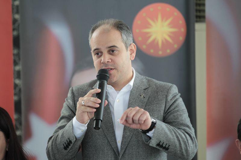 <p><span style="color:#FF8C00"><strong>Gençlik ve Spor Bakanı Çağatay Kılıç</strong></span><br />
<br />
Akif Çağatay Kılıç, 15 Haziran 1976'da Almanya Siegen'de doğdu. Babasının adı Sinan, annesinin adı Behire Yıldız'dır.</p>
<p>Siyaset Bilimi Uzmanı; Herfordshire Üniversitesini bitirdi.<br />
Siyaset Bilimi ve Avrupa Ekonomisi alanında eğitim gördü. Sabancı Holding Universal Trading Uk Şirketinde satın alma görevlisi olarak çalıştı. 2003'te Adalet ve Kalkınma Partisi Genel Merkezinde Danışman olarak çalıştı. Başbakan Müşaviri, Özel Kalem Müdür Yardımcısı olarak görev yaptı. 25 Aralık 2013 tarihinde T.C.Gençlik ve Spor Bakanı oldu.<br />
24. Dönemde NATO Parlamenter Asamblesi (NATOPA) Türk Grubu üyesi oldu.<br />
Çok iyi düzeyde Almanca ve İngilizce bilen Kılıç, evli ve 2 çocuk babasıdır.</p>