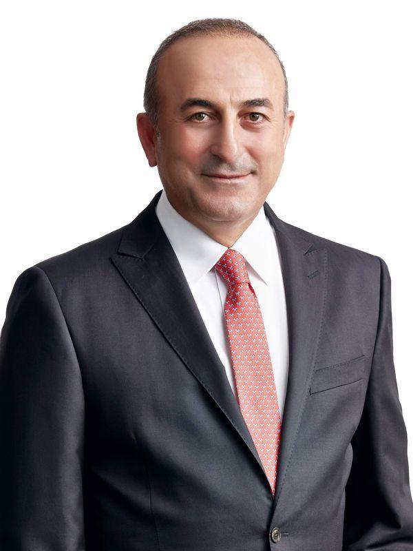 <p><span style="color:#FF8C00"><strong>Dışişleri Bakanı Mevlüt Çavuşoğlu</strong></span><br />
<br />
Mevlüt Çavuşoğlu, 5 Şubat 1968'de Alanya'da doğdu. Baba adı Osman, anne adı Fatma'dır.</p>
<p>İş Adamı; Ankara Üniversitesi SBF Uluslararası İlişkiler Bölümünü bitirdi. ABD Long Island Üniversitesinde Ekonomi dalında master yaptı ve öğretim görevlisi olarak çalıştı. 1993'te AÜ Avrupa Birliği Uzmanlığını tamamladı. Bilkent Üniversitesinde doktora programına başladı ve daha sonra, İngiltere'de London School of Economics'te "çevre ekonomisi ve sürdürülebilir kalkınma" konusunda doktora çalışmasını sürdürdü.<br />
Aynı okulda Türk Derneği Başkanlığını yürüttü. Çevre Bakanlığında Birleşmiş Milletler Kalkınma Programı (UNDP) adına çalıştı. Adalet ve Kalkınma Partisi Kurucu Üyesidir.<br />
22 ve 23. Dönemde Antalya Milletvekili seçildi. 23. Dönemde AKPM Türk Delegasyonu Başkanlığı, Göç, Mülteciler ve Nüfus Komisyonu Başkanlığı, Denetim Komisyonu Üyeliği, Bosna-Hersek Eş Raportörlüğü, Avrupa Demokratik Grup Başkan Yardımcılığı ve Sözcülüğü görevlerinde bulundu. Avrupa Konseyi Parlamenter Meclis Başkanlığına seçildi.<br />
İngilizce, Japonca ve Almanca bilen Çavuşoğlu, evli ve 1 çocuk babasıdır.</p>