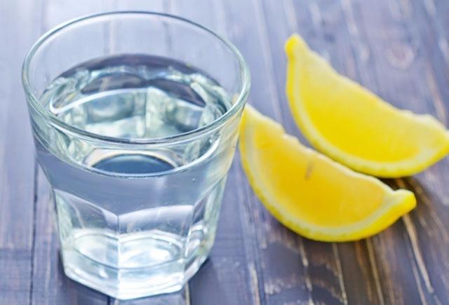 <p>Günde mutlaka 2 ile 2.5 litre arasında su için. </p>
