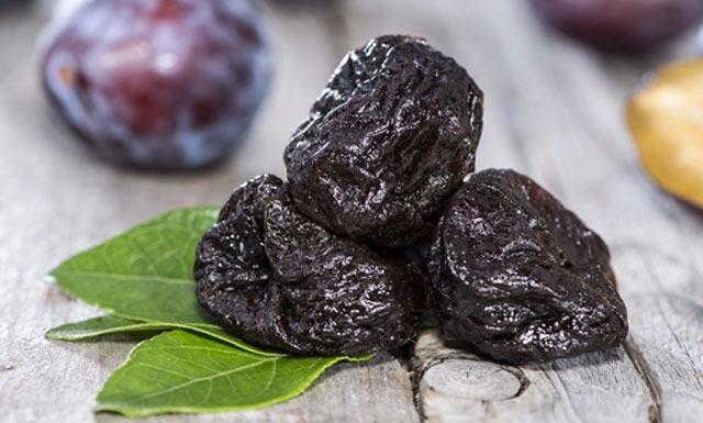 <p>Kuru incir, kuru kayısı ve kuru erik ile şekersiz kompostolar hazırlanıp akşam ara öğün olarak 1 kase tüketin. Gün içinde 3 ana 3 ara öğün olarak beslenin. </p>