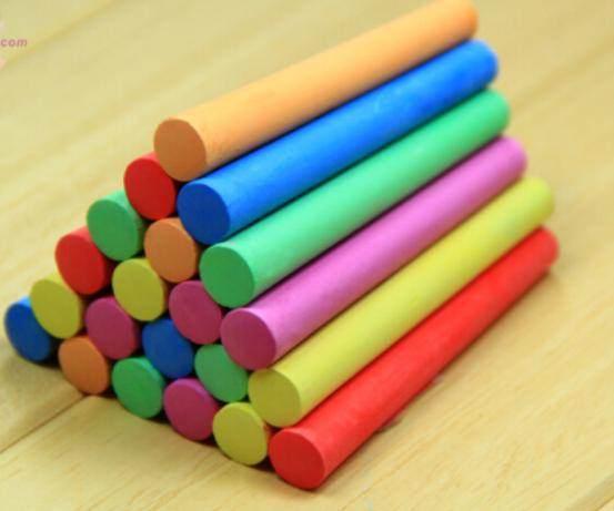 <p><span style="color:#FFFFFF">Renkli tebeşirler elde etmek isterseniz, yemek boyası da ekleyebilirsiniz. Karışımı kalem biçimine sokun ve bir kâğıt havluya sarın. Üç gün kadar kurumaya bıraktıktan sonra tebeşir kalemler elde etmiş olursunuz.</span></p>