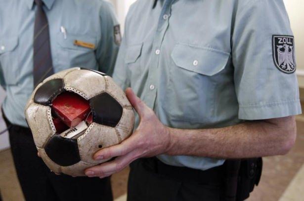 <p>Futbol topunun içine saklanan sigara paketleri.</p>