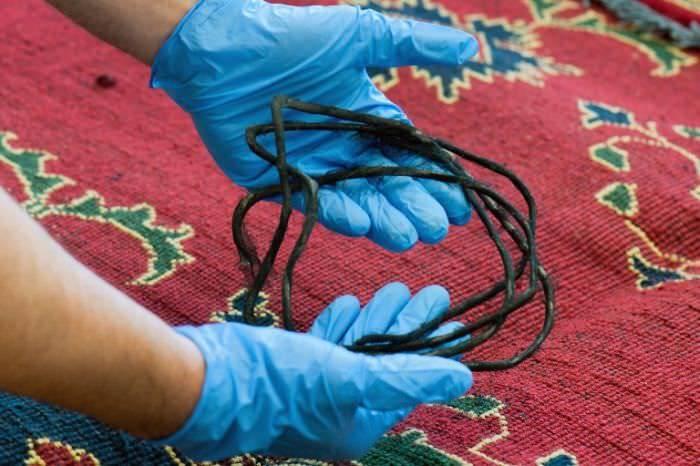 <p>Bu şüphe üzerine harekete geçen polisler ülkeye getirilen halıları inceleyince kaçakçıların kurnazca yöntemini karşısında şaşkına döndüler.</p>