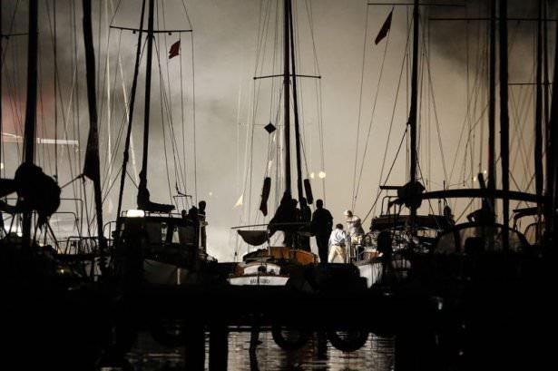 <p>&nbsp;Alınan bilgiye g&ouml;re, Fenerbah&ccedil;e'de bulunan Setur Kalamış-Fenerbah&ccedil;e Marina'da iskeleye bağlı bir teknede hen&uuml;z belirlenemeyen nedenle &ccedil;ıktığı &ouml;ne s&uuml;r&uuml;len yangın, kısa s&uuml;rede b&uuml;y&uuml;yerek diğer teknelere sı&ccedil;radı.</p>
