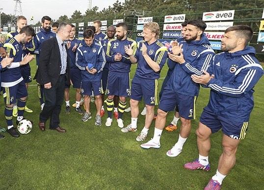 <p>Fenerbahçe'ye yapılan silahlı saldırıda yaralanan otobüs şoförü Ufuk Kıran, sarı-lacivertli kulübü ziyaret etti.</p>