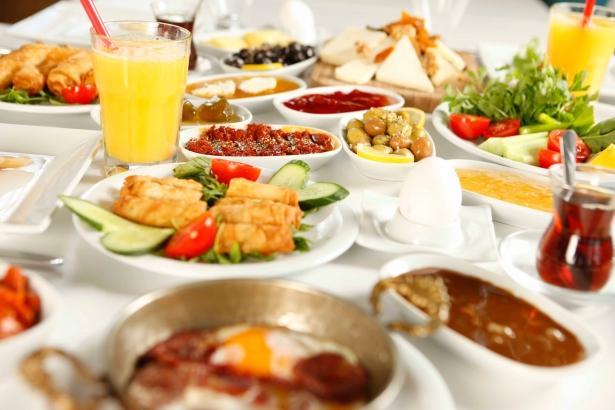 <p>Sabah kahvaltısının uzun süre tok tutmasını istiyorsanız mutlaka kahvaltı yaparken tüketmeniz gereken gıdalar vardır.</p>
