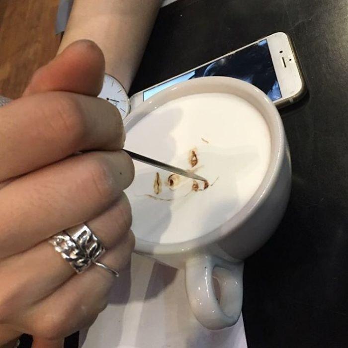 <p>Kısa sürede fenomen olan barista, aynı zamanda <strong>ünlü film ve çizgi film karakterlerini</strong> de kahveye çiziyor. </p>